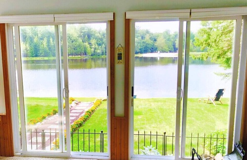 Blakeslee Cabaña | Casa FRENTE AL LAGO: Chimenea, habitación de 4 estaciones con vista al lago - ¡Familia y mascotas!