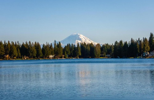 Lake Morton-Berrydale Casa | Mt. Rainier view from Lake Morton