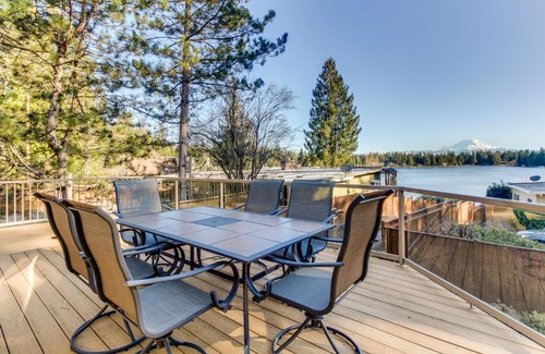 Lake Morton-Berrydale Casa | Mt. Rainier view from Lake Morton