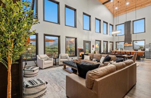 Cosby Casa | Mt Sunshine - Infinity Pool Sleeps 22 12 Beds