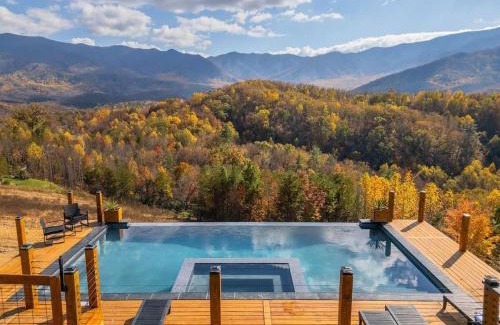 Cosby Casa | Mt Sunshine - Infinity Pool Sleeps 22 12 Beds