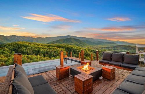 Cosby Casa | Mt Sunshine - Infinity Pool Sleeps 22 12 Beds