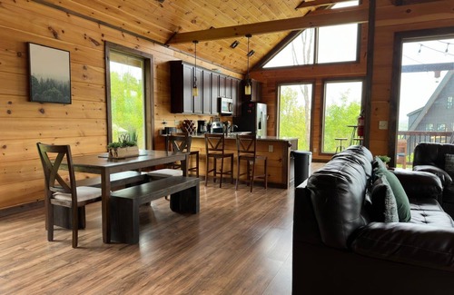 Chalet Village North Cabina | ⛰️🌲Mt View, Close to Parkway, SLPS 8, 3Bd 3Ba, Game Room! Hot Tub🌲⛰️