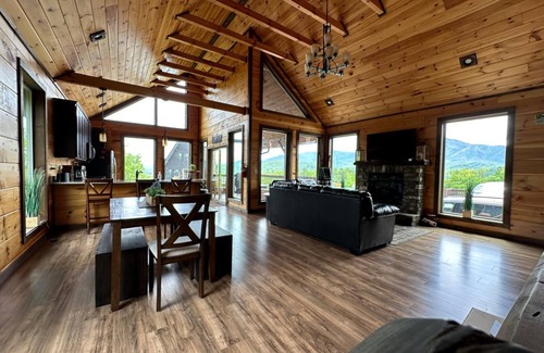 Chalet Village North Cabina | ⛰️🌲Mt View, Close to Parkway, SLPS 8, 3Bd 3Ba, Game Room! Hot Tub🌲⛰️