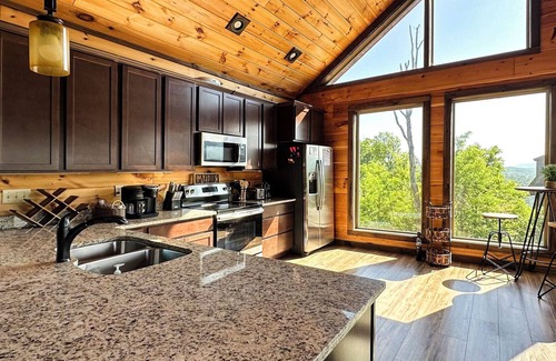 Chalet Village North Cabina | ⛰️🌲Mt View, Close to Parkway, SLPS 8, 3Bd 3Ba, Game Room! Hot Tub🌲⛰️