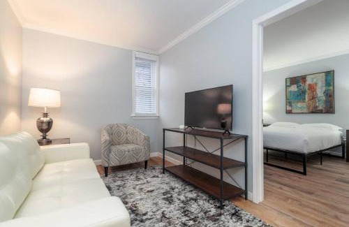 Old Town Apartamento | MTM Fully Furnished Rental in Old Town - 2 Beds