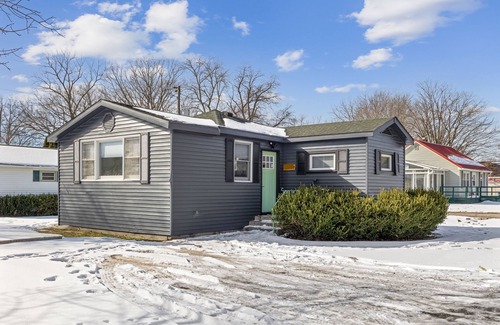 Hudson Lake Casa | MTM Premier, Modern 1 Bedroom, 1 Bath