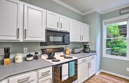 Mountain Air Apartamento | Mtn Cabin w/ Balcony & View in Burnsville!