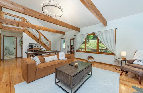 Burnsville Cabina | Mtn Cabin with Views, Hot Tub+Grill, Wood Stove, WiFi, Private & Close to Town.