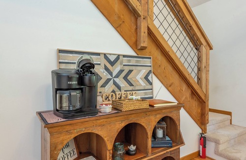 Burnsville Cabina | Mtn Cabin with Views, Hot Tub+Grill, Wood Stove, WiFi, Private & Close to Town.
