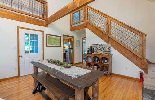 Burnsville Cabina | Mtn Cabin with Views, Hot Tub+Grill, Wood Stove, WiFi, Private & Close to Town.