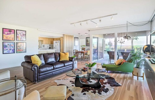 Araby Apartamento | Mtn-View Balcony and Pool Access Palm Springs Gem