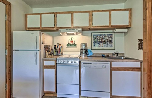 Big Sky Condominio | Mtn View Beauty- Walk to Slopes & Lake Lavinski- Top Rated Condo-Sleeps 5-Cheap
