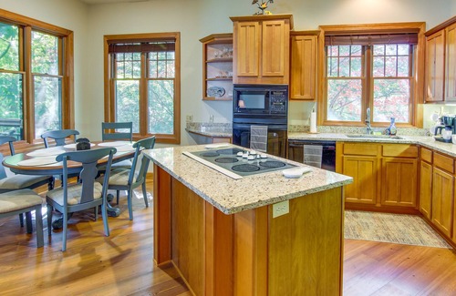 Mountain Air Condominio | Mtn-View Condo w/ Screened Porch in Burnsville!