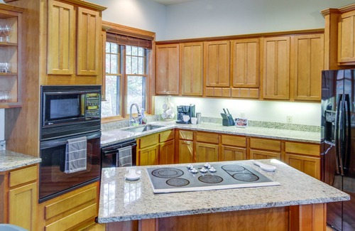 Mountain Air Condominio | Mtn-View Condo w/ Screened Porch in Burnsville!