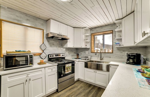 Long Eddy Cabina | Mtn-View Deck & Grill: Creekside Catskills Cabin!