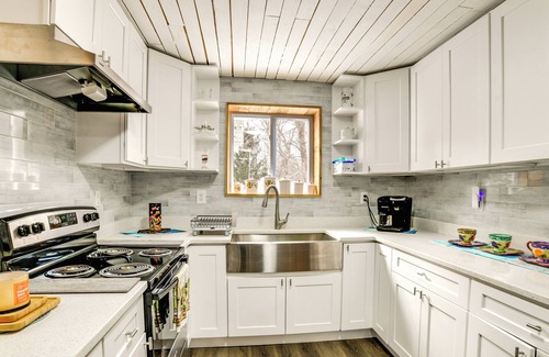 Long Eddy Cabina | Mtn-View Deck & Grill: Creekside Catskills Cabin!