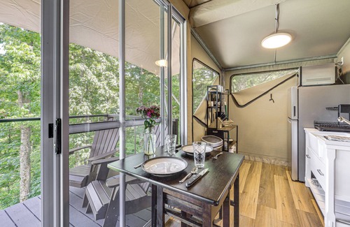 Vilas Cabina | Mtn-View Deck: Scenic Glamping Getaway Near Boone!