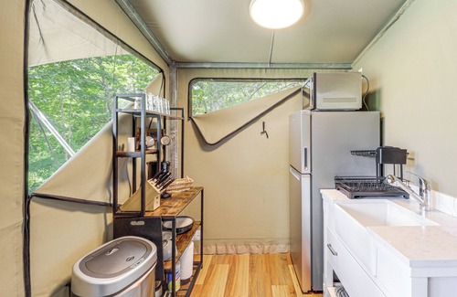 Vilas Cabina | Mtn-View Deck: Scenic Glamping Getaway Near Boone!