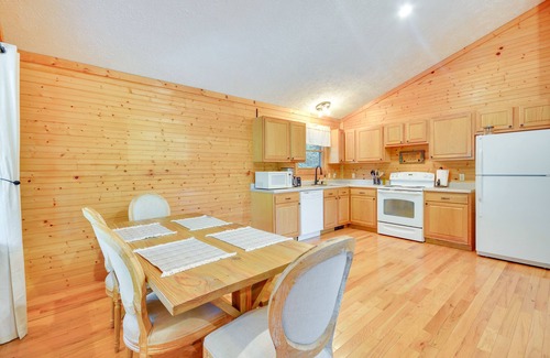 Woodlawn Cabina | Mtn View + Fire Pit: Pet-Friendly Woodlawn Cabin!