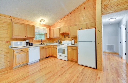 Woodlawn Cabina | Mtn View + Fire Pit: Pet-Friendly Woodlawn Cabin!