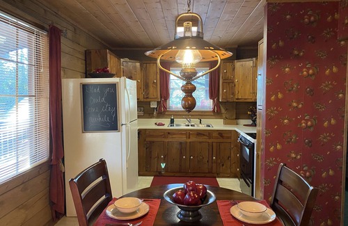 Gatlinburg - Pigeon Forge Cabina | Gran precio, cabaña de lujo, 2 millas a Pkwy, no hasta Mtn, tranquilo, privado, súper limpio
