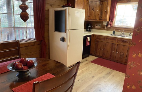 Gatlinburg - Pigeon Forge Cabina | Gran precio, cabaña de lujo, 2 millas a Pkwy, no hasta Mtn, tranquilo, privado, súper limpio