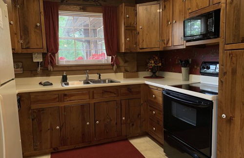 Gatlinburg - Pigeon Forge Cabina | Gran precio, cabaña de lujo, 2 millas a Pkwy, no hasta Mtn, tranquilo, privado, súper limpio