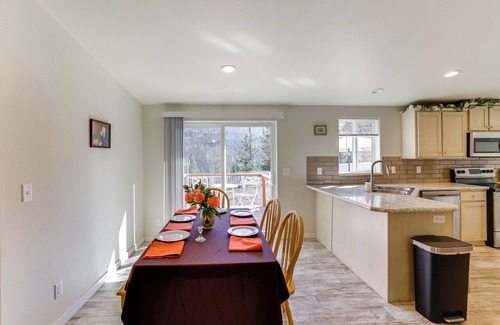 Ahsahka Cabaña | Mtn-view Gem w/Outdoor Entertainment in Ahsahka!