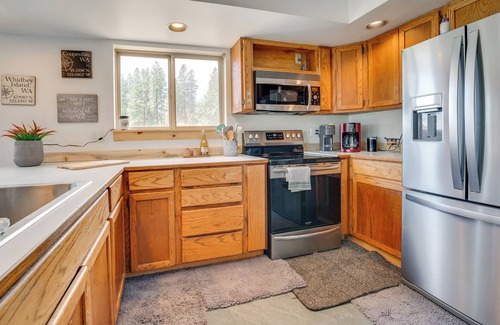 Republic Casa | Mtn-View Getaway w/Spacious Deck in Republic!