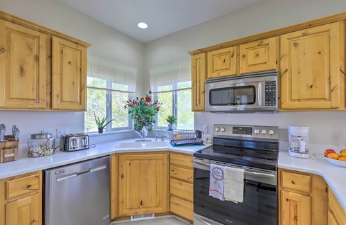 Saratoga Springs Casa | Mtn-View Home: Across From Lake + 30 Mi to Skiing!