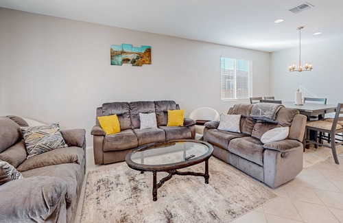 Tucson Casa | Mtn-view home with outdoor pool, enclosed patio, washer/dryer, streaming