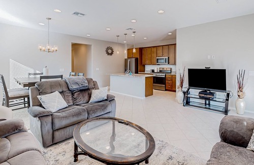 Tucson Casa | Mtn-view home with outdoor pool, enclosed patio, washer/dryer, streaming