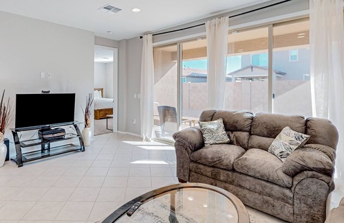 Tucson Casa | Mtn-view home with outdoor pool, enclosed patio, washer/dryer, streaming