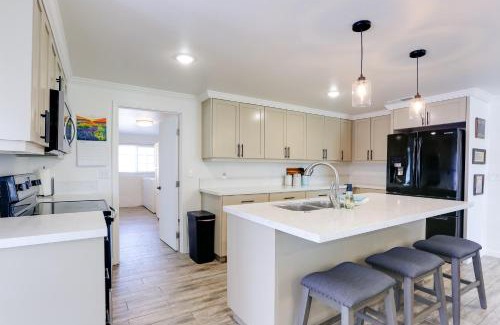 Woodlake Casa | Mtn-View Home with Patio and Grill in Woodlake