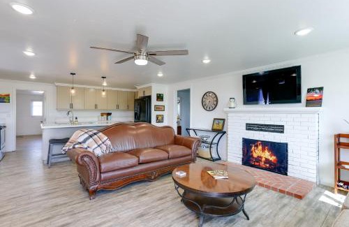 Woodlake Casa | Mtn-View Home with Patio and Grill in Woodlake