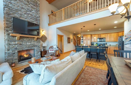 Wolf Laurel Casa | Mtn View I Hot Tub I Fire Pit I 5 Min to Hatley Pt