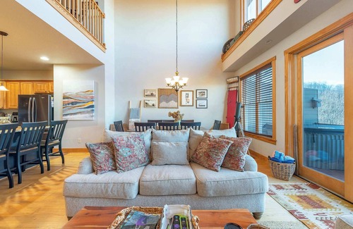 Wolf Laurel Casa | Mtn View I Hot Tub I Fire Pit I 5 Min to Hatley Pt