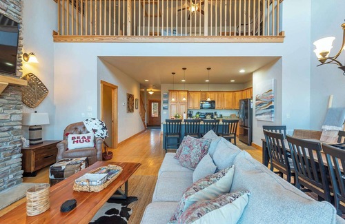 Wolf Laurel Casa | Mtn View I Hot Tub I Fire Pit I 5 Min to Hatley Pt
