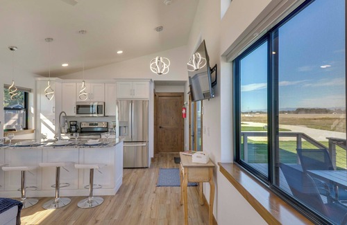Kalispell Cabina | Mtn-View Tiny Home Near Flathead Lake & Skiing!