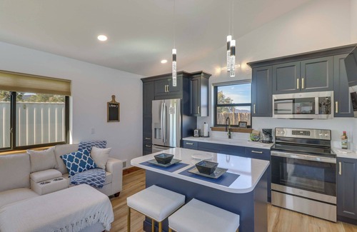 Kalispell Cabina | Mtn-View Tiny Home w/ Grill Near Skiing!