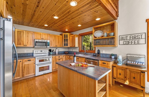 Grand View Highlands Cabina | Mtn Views! 4k SqFt! Gym! Hot tub! 4 King Ensuites+
