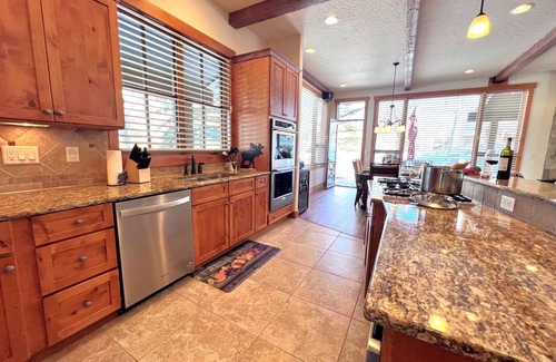 Three Peaks Casa | Mtn Views! Fire Pit, Dog Friendly, Ski, Hike, Play