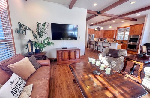 Three Peaks Casa | Mtn Views! Fire Pit, Dog Friendly, Ski, Hike, Play