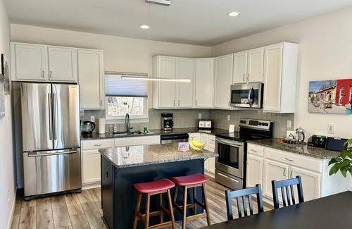 Skyland Casa | Asheville "Stay in style" NUEVA casa, vecindario tranquilo, a 10 minutos del centro de la ciudad.