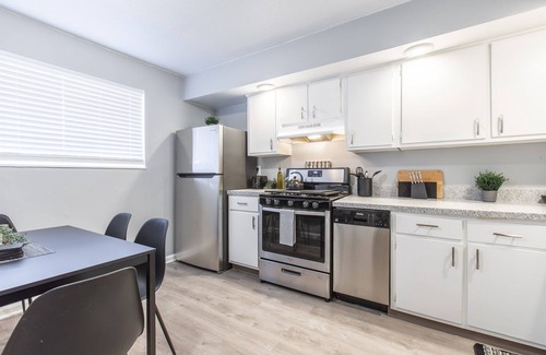 Riverside Apartamento | MTR Private Apartment | 10min Downtown | Renovated | WiFi | Clean!