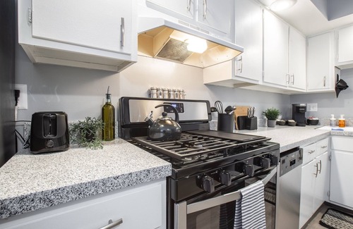 Riverside Apartamento | MTR Private Apartment | 10min Downtown | Renovated | WiFi | Clean!