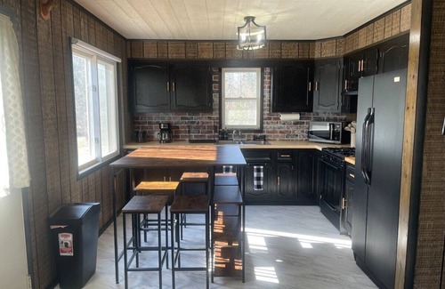 Cheboygan Cabina | Mud Creek Cottage waterfront acre lot & game-room