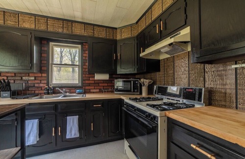 Cheboygan Cabina | Mud Creek Cottage waterfront acre lot & game-room