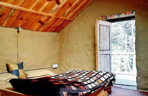 Jibhi Casa | Mudhouse homestay & Mid90s cafe